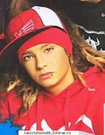 Tom...mumosu - fetele...nu-i asa ca e un skumpik????ce zambet - Tom Kaulitz